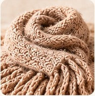 Weicher beiger Strickschal